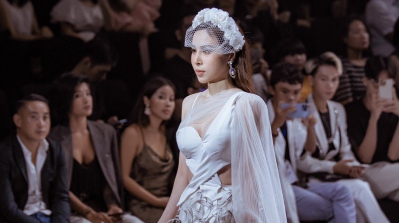 Hoa hậu Hoàng Dung làm vedette show của NTK Trần Hùng tại London Fashion Week 2023