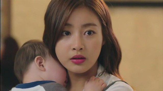 Nhờ cô bạn thân trông con giúp mấy ngày đi công tác, ai ngờ cô ấy 'trông' luôn cả chồng tôi