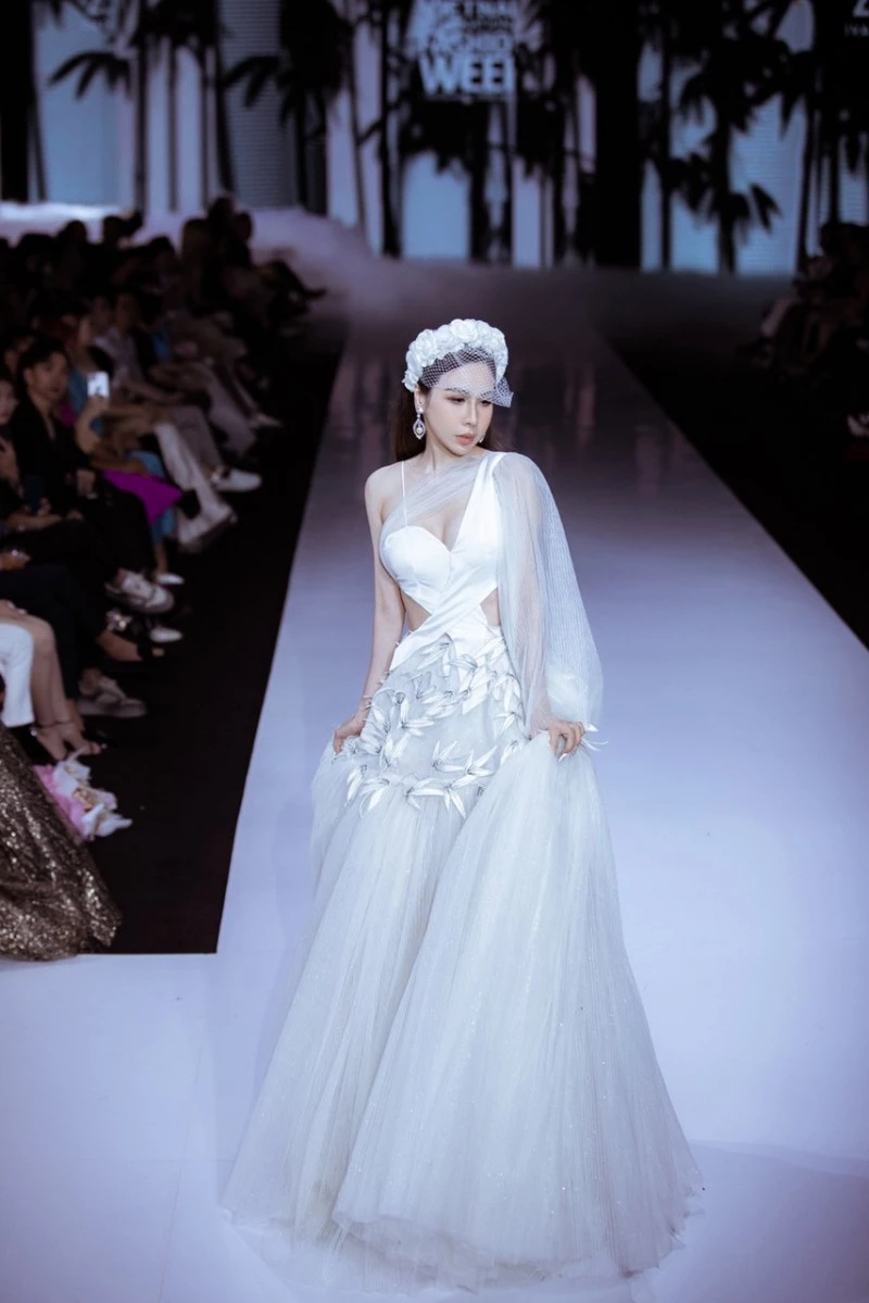 HH Hoàng Dung làm first face tại Vietnam International Fashion Week hồi tháng 5