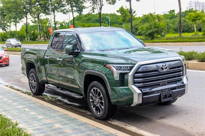  Toyota Tundra là mẫu bán tải có kích thước lớn nhất của hãng xe Nhật. Tại Mỹ, Tundra đã bước sang thế hệ thứ 3, ra mắt hồi giữa năm 2021. Mẫu xe được nhập khẩu về Việt Nam dưới dạng không chính hãng và thuộc phiên bản Limited Double Cab, xe mang màu xanh lá Army Green.