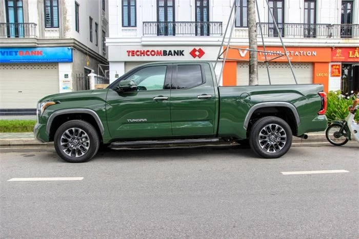 Toyota Tundra bản Limited Double Cab 2022 có chiều dài 5.933 mm, rộng 2.032 mm, cao 1.956 mm và trục cơ sở 3.701 mm. Có thể thấy cửa khoang hành khách phía sau được làm nhỏ hẹp hơn cửa khoang lái.