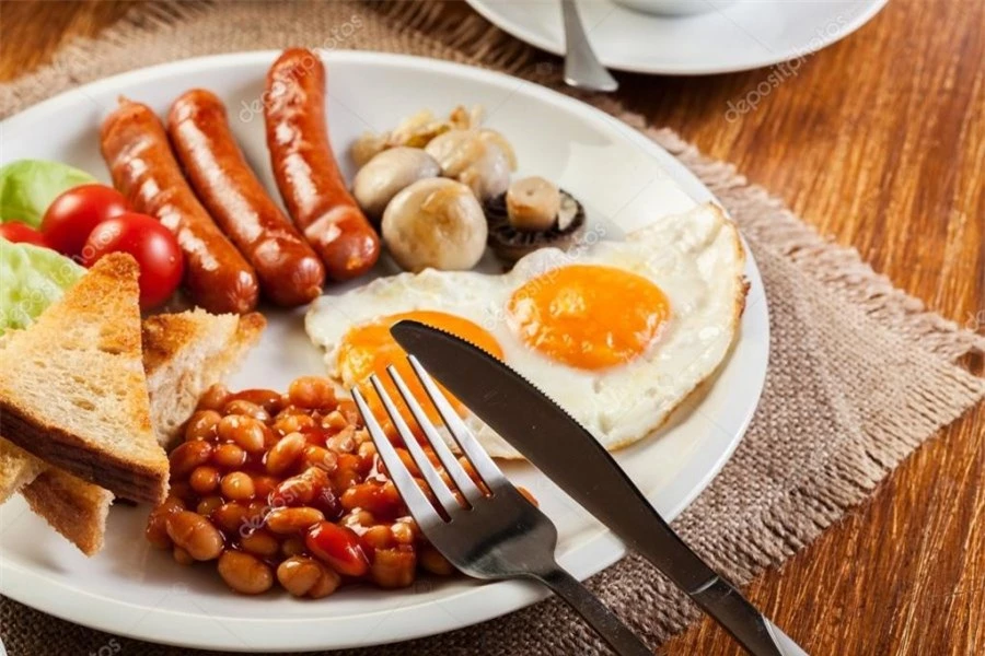 depositphotos_59386213-stock-photo-english-breakfast-with-sausage