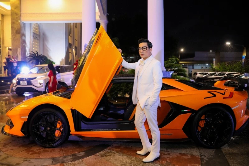 Quang Hà bên chiếc Lamborghini Aventador SVJ Roadster phiên bản giới hạn màu cam.