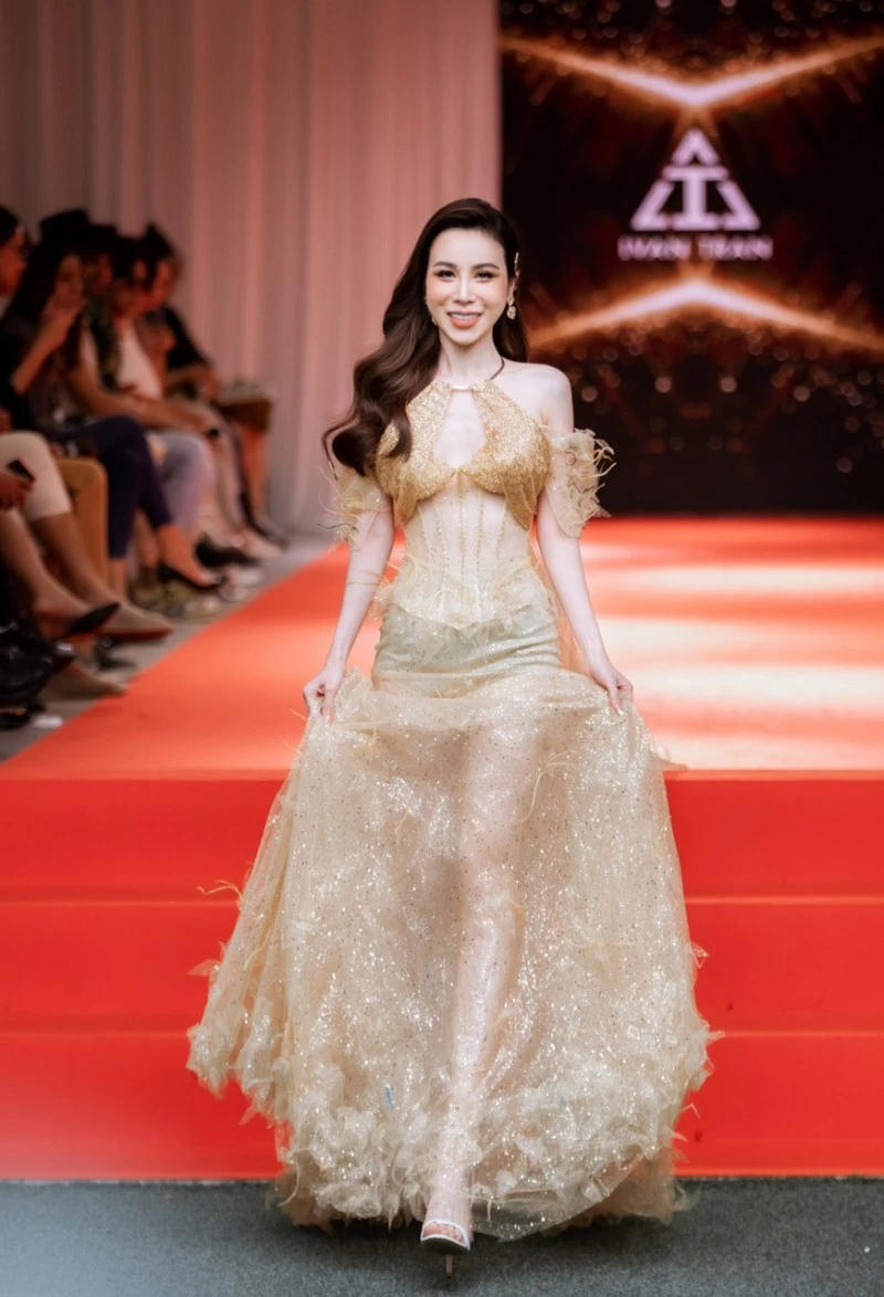 HH Hoàng Dung làm vedette tại Thailand Fashion Week 2022 hồi cuối tháng 6