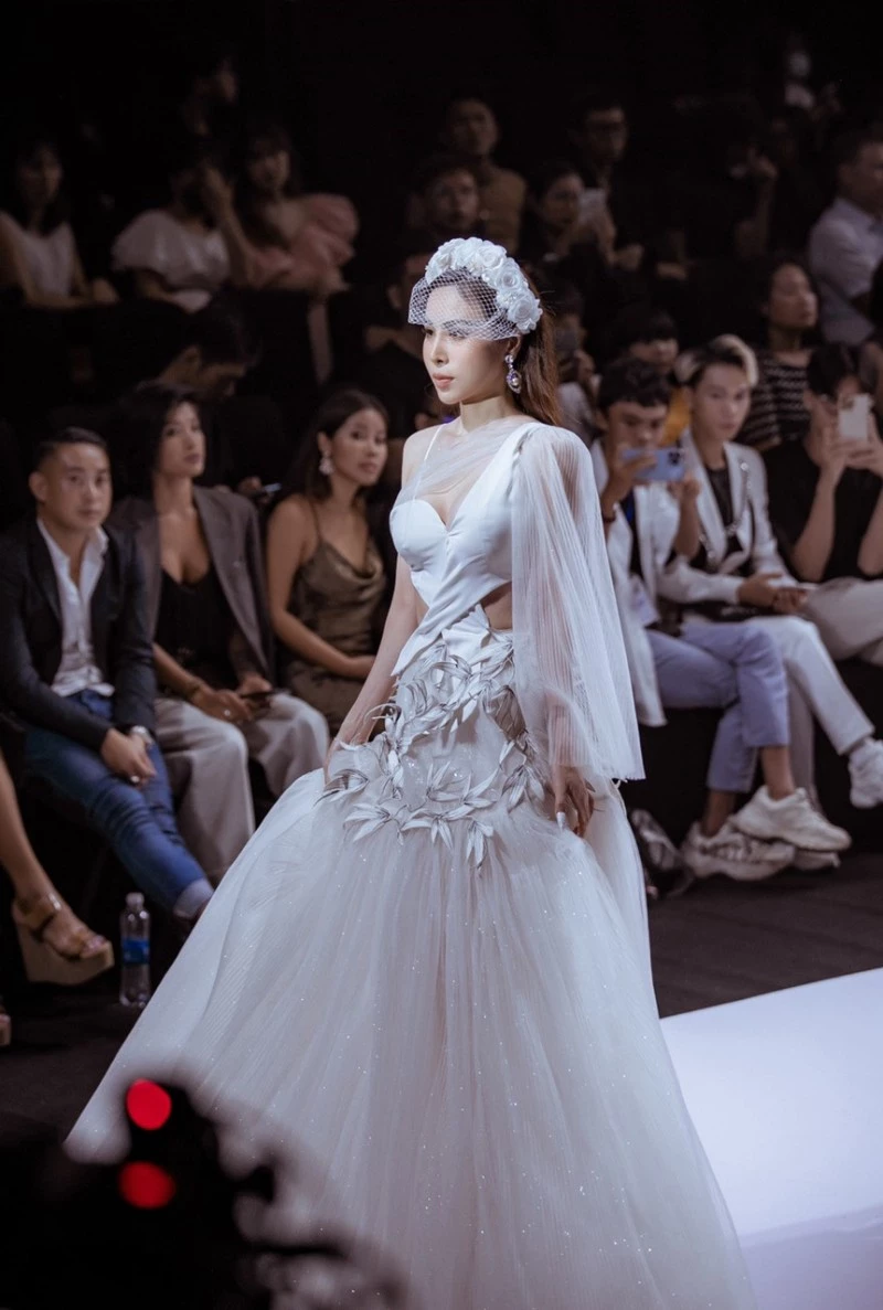 HH Hoàng Dung tại Vietnam International Fashion Week 2022