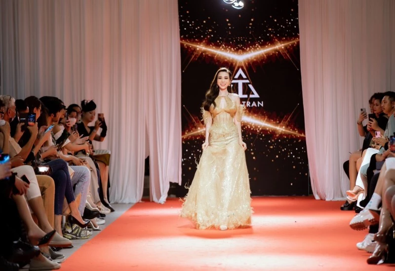 Hoàng Dung trình diễn tại Thailand Fashion Week 2022