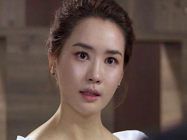 Vỏ thuốc rơi ở gầm giường tố cáo bí mật dơ bẩn của gã chồng mang bộ mặt từ bi