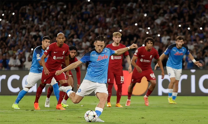 Napoli tiễn Liverpool ra về với 4 bàn thua