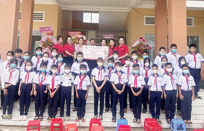 Hội Nữ doanh nhân tỉnh Kiên Giang trao tặng 120 thẻ BHYT cho các học sinh có hoàn cảnh khó khăn.