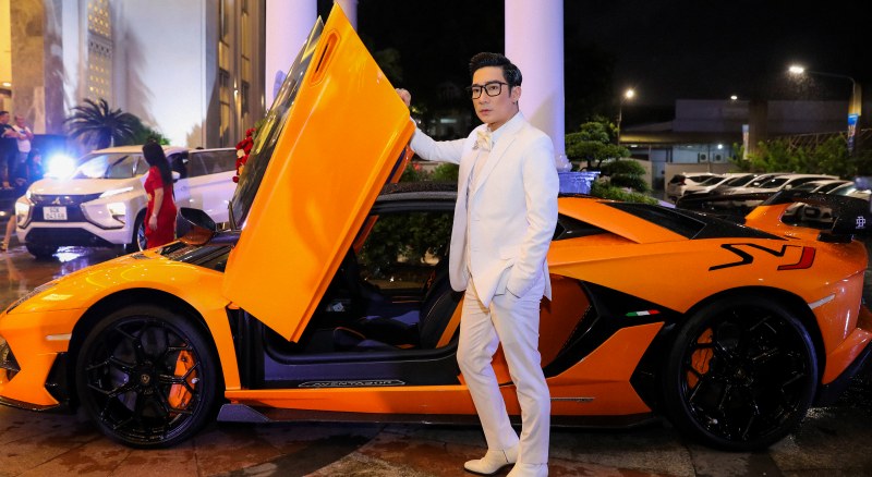 Ca sĩ Quang Hà gây chú ý khi đi siêu xe hơn 70 tỷ đồng tới điểm diễn