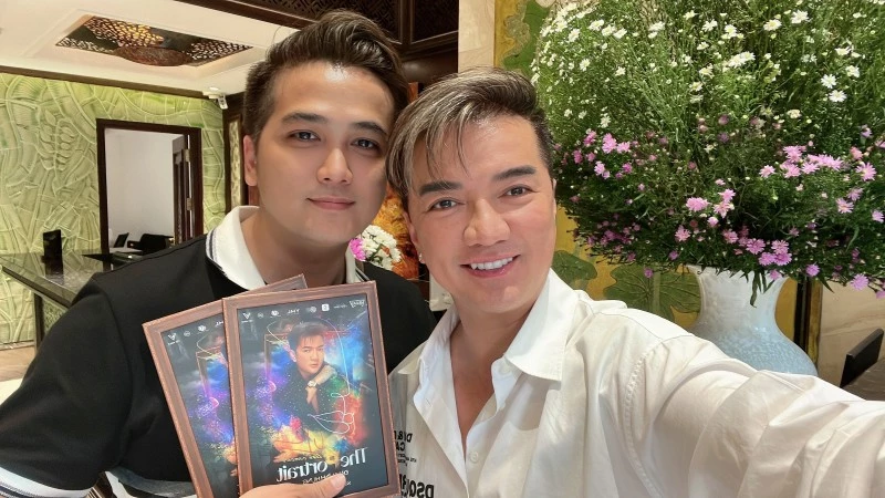 Mr Đàm trực tiếp có mặt tại điểm bán vé để ký tặng fan Mr Đàm trực tiếp có mặt tại điểm bán vé để ký tặng fan