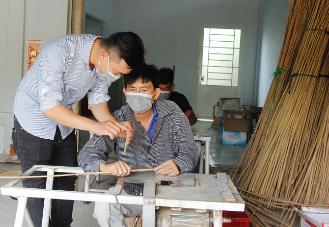 Phạm Lê Đạt thường xuyên trao đổi, kiểm tra quy trình, chất lượng sản phẩm.