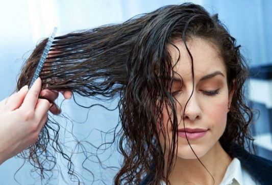 Bí quyết giúp tóc nhanh khô mà không cần sấy