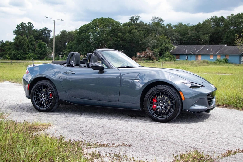 1. Mazda MX-5 Miata (giá khởi điểm: 27.300 USD).