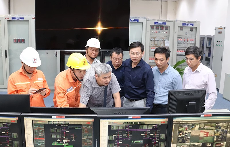 Đoàn công tác kiểm tra số liệu quan trắc tự động công trình thủy điện Đồng Nai 3 được thu thập về Phòng điều khiển Trung tâm (Công ty Thủy điện Đồng Nai)