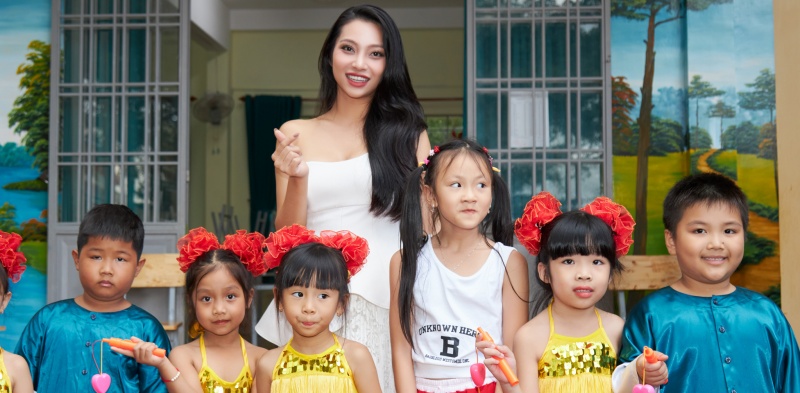 Lâm Thu Hồng mặc váy trắng, xinh như chị Hằng trao quà trung thu cho các em nhỏ ở Lâm Đồng 