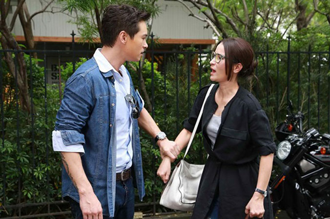 Thấy vợ cũ đẹp hơn sau 2 năm ly hôn, chồng mang hẳn căn hộ chục tỷ xin hàn gắn nhưng nhìn thứ trên tay cô, anh "chết lặng" quay đầu 