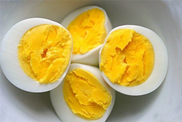 Nên ăn trứng chín kỹ