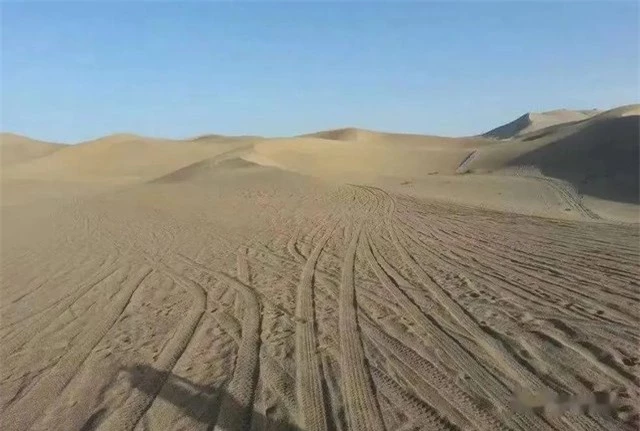 Bên dưới lớp cát dày của sa mạc Sahara ở Châu Phi có gì? - Ảnh 5.