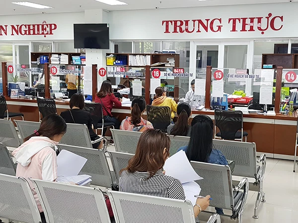 Người dân đến giao dchj tại Trung  tâm hành chính TP Đà Nẵng