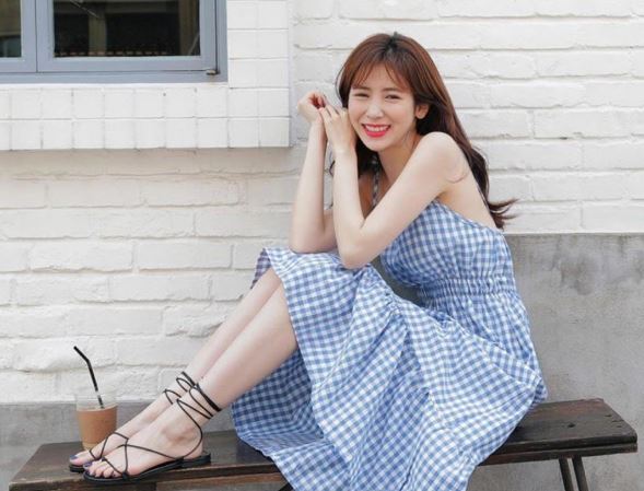 Diện váy ca rô để chị em trẻ ra cả chục tuổi