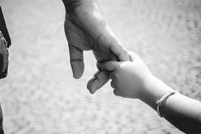 Tôi đã luôn ao ước có thể dắt tay con, cảm nhận những ngón tay túm chặt đầy tin cậy và dựa dẫm của nó.