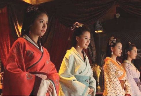 Quy tắc khi hoàng đế tắm: Phi tần, cung nữ dung mạo như hoa cũng "không có cửa" phục vụ