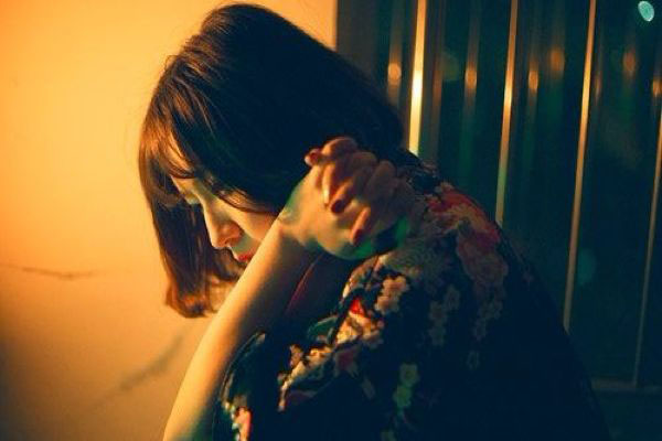 Mượn cớ có nồi thịt cháy, chồng chê vợ vô dụng để rồi nhận về câu trả lời "lạnh tanh" cùng sự thật bức ảnh được giữ 4 năm trước