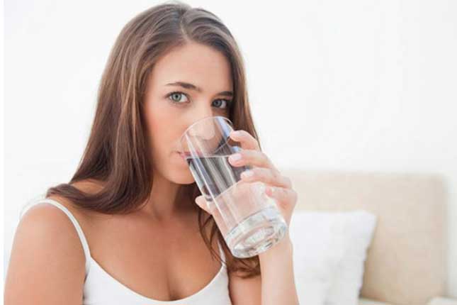 Uống 1 ly nước muối loãng đúng "giờ vàng" này giúp phòng bệnh hiệu quả