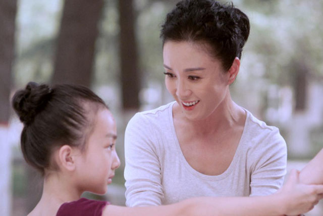 Nghe tiếng ú ớ trong điện thoại, mẹ chồng tức tốc đi hỏi tội con dâu nhưng đến nơi lại khen hết lời khi nhìn thấy cháu nội