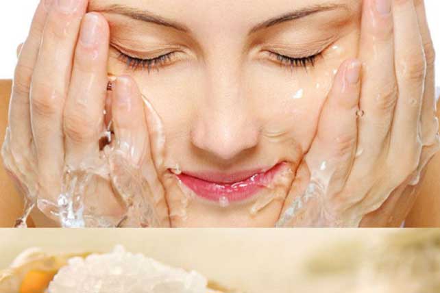 Pha nước muối rồi rửa mặt theo cách này, da mặt sáng hồng mịn màng, bao nhiêu mụn ẩn đều sạch hết