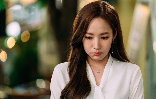 Biết mẹ chồng đang tìm vợ bé cho con trai, tôi cười khẩy rồi biếu thêm 5 triệu mà bà ngất lên ngất xuống