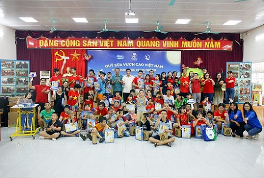 Quỹ sữa Vươn cao Việt Nam đến với trẻ em kém may mắn nhân dịp Trung thu
