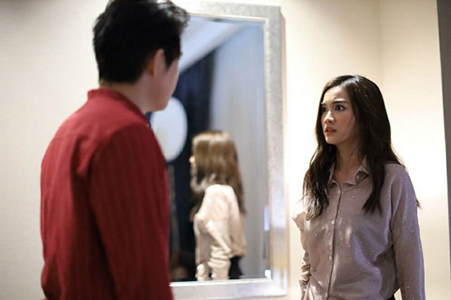 Thấy món quà sinh nhật vợ tặng, chồng tắt ngúm nụ cười, bối rối kéo tôi vào phòng rồi sửng cồ tra hỏi