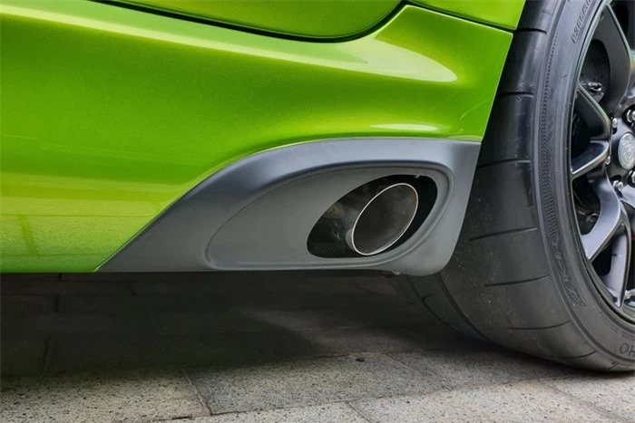  Dodge Viper là mẫu xe thể thao hiếm gặp với ống xả được lắp đặt 2 bên thân xe. 