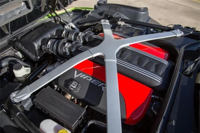  Mang đến sức mạnh cho chiếc xe là khối động cơ Viper V10 dung tích 8.4L, sản sinh công suất 654 mã lực và mô-men xoắn 813 Nm. 