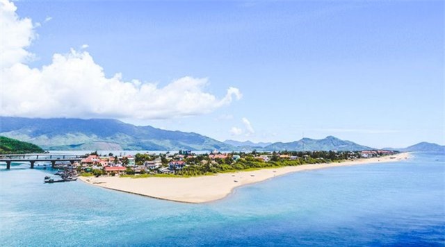 Top 10 bãi biển đẹp nhất Việt Nam: Số 9 không quá nổi tiếng nhưng là viên ngọc của Phú Yên - Ảnh 4.