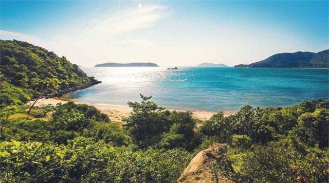 Top 10 bãi biển đẹp nhất Việt Nam: Số 9 không quá nổi tiếng nhưng là viên ngọc của Phú Yên - Ảnh 5.