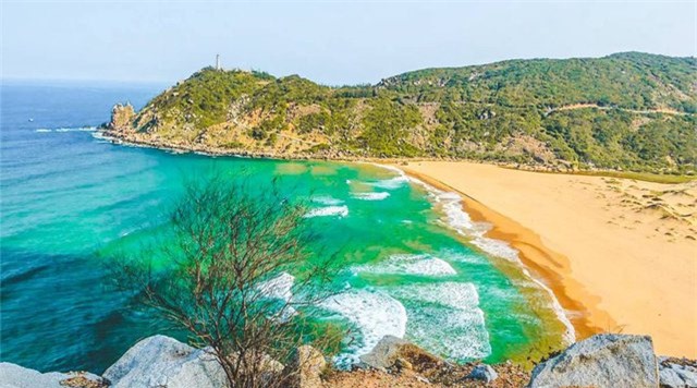 Top 10 bãi biển đẹp nhất Việt Nam: Số 9 không quá nổi tiếng nhưng là viên ngọc của Phú Yên - Ảnh 9.