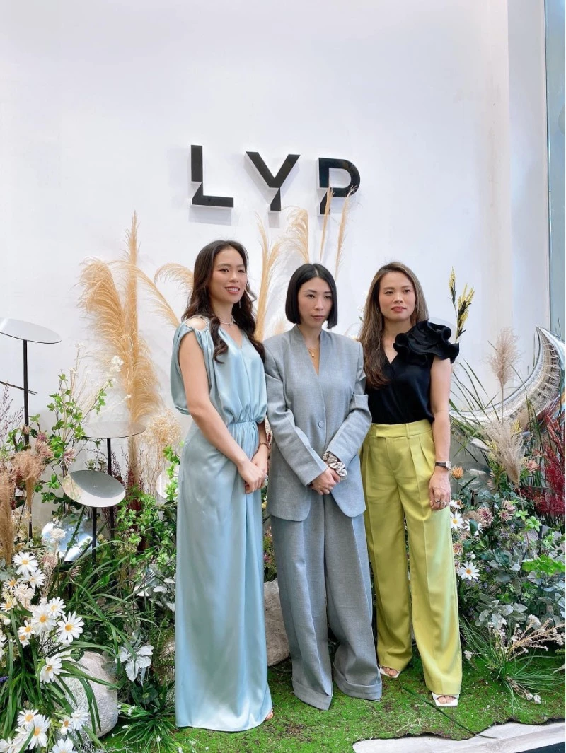 NTK Đặng Hải Yến cùng hai nhà đồng sáng lập thương hiệu thời trang LYP tại sự kiện quan trọng.