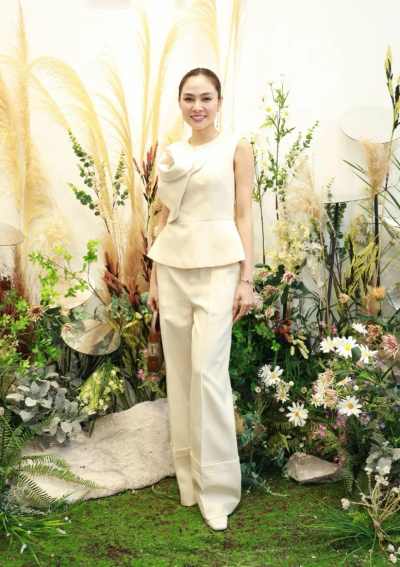 Nữ ca sĩ Lưu Hiền Trinh cũng có mặt trong ngày khai trương thương hiệu LYP. Cô nàng mặc bộ trang phục thanh lịch với chi tiết ôm eo cực tôn dáng màu be nhẹ nhàng.