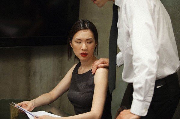 Muốn ly hôn vợ nhưng một lần về sớm nghe được cuộc trò chuyện của 2 người phụ nữ, anh chồng 'chết lặng' và hối hận vô vàn