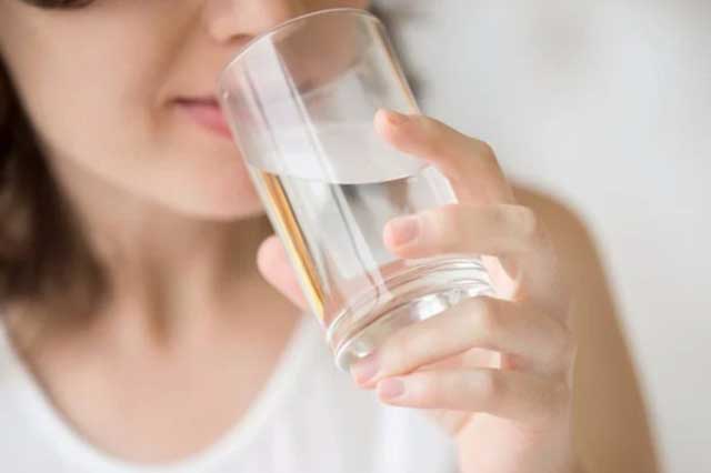 3 thói quen uống nước nhiều người mắc phải, không chỉ hại thận mà còn khiến tim suy yếu