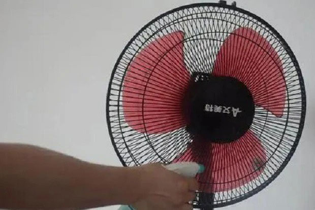 Cách vệ sinh quạt không cần dùng nước hay tháo khung, chỉ 5 phút là quạt sạch như mới