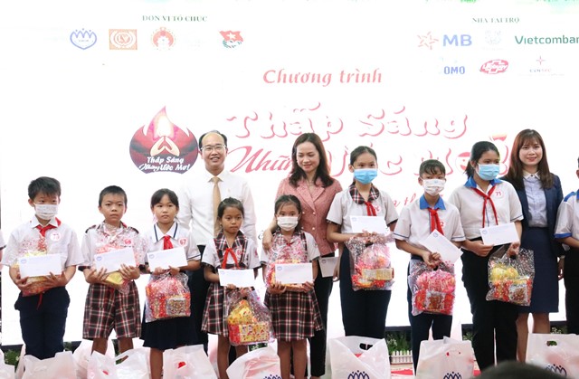 “Thắp sáng những ước mơ” đến với trẻ em nghèo tại Bạc Liêu