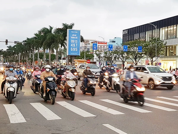 Mật độ xe máy dày đặc trên địa bàn quận Thanh Khê ở trung tâm TP Đà Nẵng