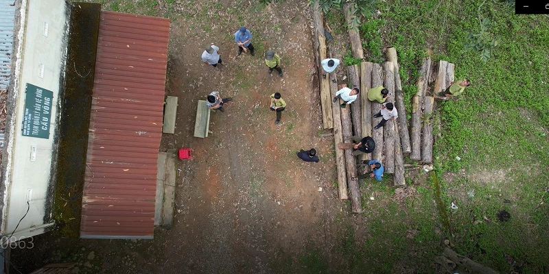 Cán bộ Ban quản lý rừng phòng hộ test thử flycam.