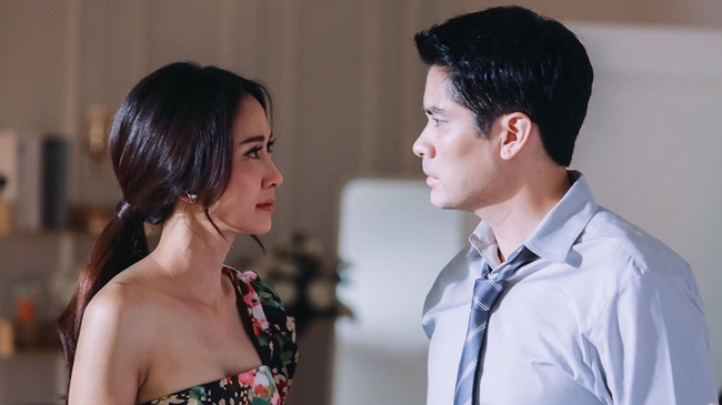 Thấy mẹ giặt quần áo còn vợ lại bế con xem phim trên nhà, chồng đùng đùng nổi giận hất văng cái TV, song lập tức anh phải hối hận