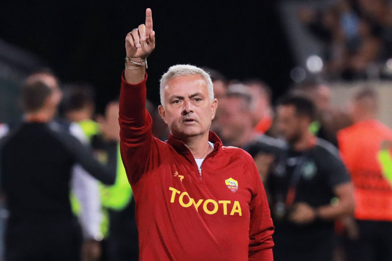 Thuyền trưởng Mourinho đang khiến con tàu Roma lệch hướng
