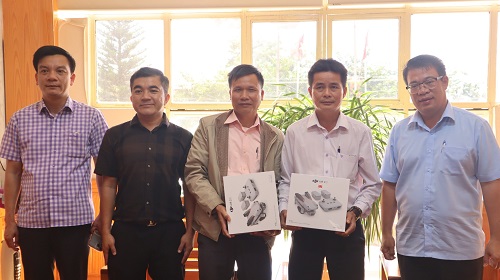 Lâm Đồng: Doanh nghiệp tặng thiết bị flycam cho ban quản lý rừng